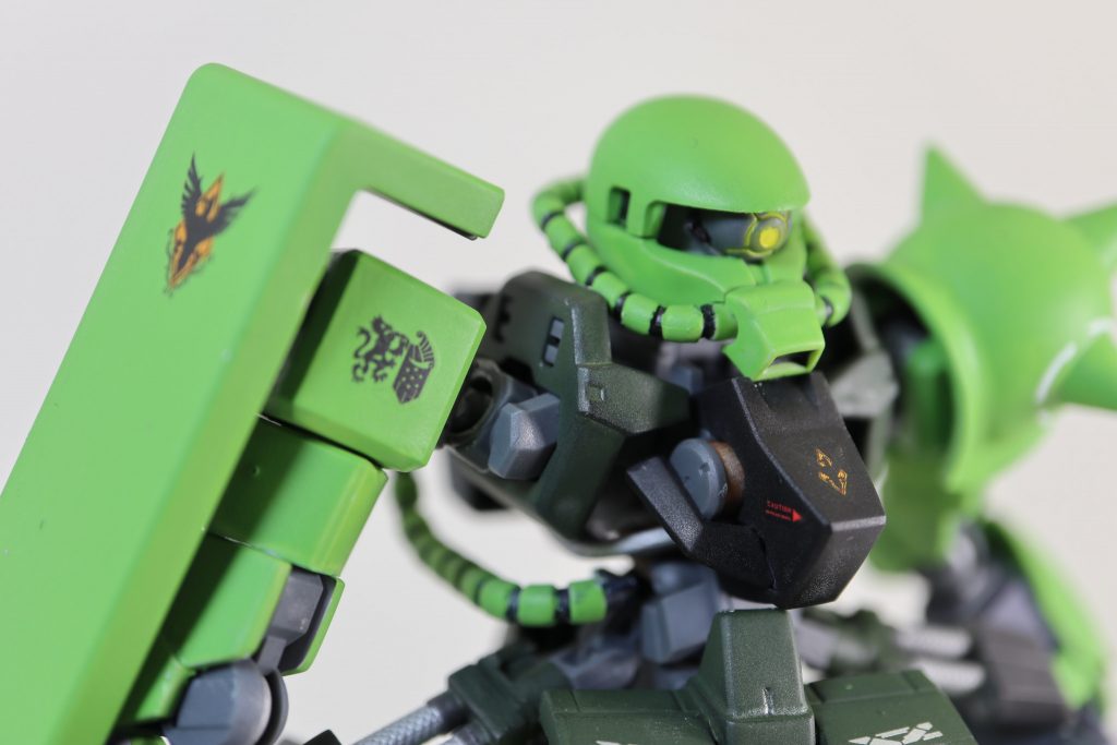 上半身
発掘された残骸はモノアイ部分が失われていたため、グレイズの球体センサーで代用されています。胸部にはエイハブ・リアクターを1基装備。肩にはギャラルホルンの紋章とバグラザン家の紋章が刻まれています。