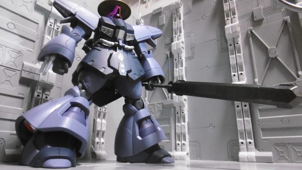 *棍刀*（※正式名称は決めてない）
寺社勢力が持つような棍棒＋刀（薙刀）の合体武器みたいな感じにし、バルバトスルプスよりソードメイスを拝借。
普段作る物は右手に剣装備が多いので、今回は逆にしてみました。右上に映っている物は関係ありません（ＬＥＤ照明アーム。今気付いた）

不動明王の立像が右手に持つ『倶利伽羅剣（くりからけん）』を参考に用意した物ですが、本来の剣とは形が全く違います。