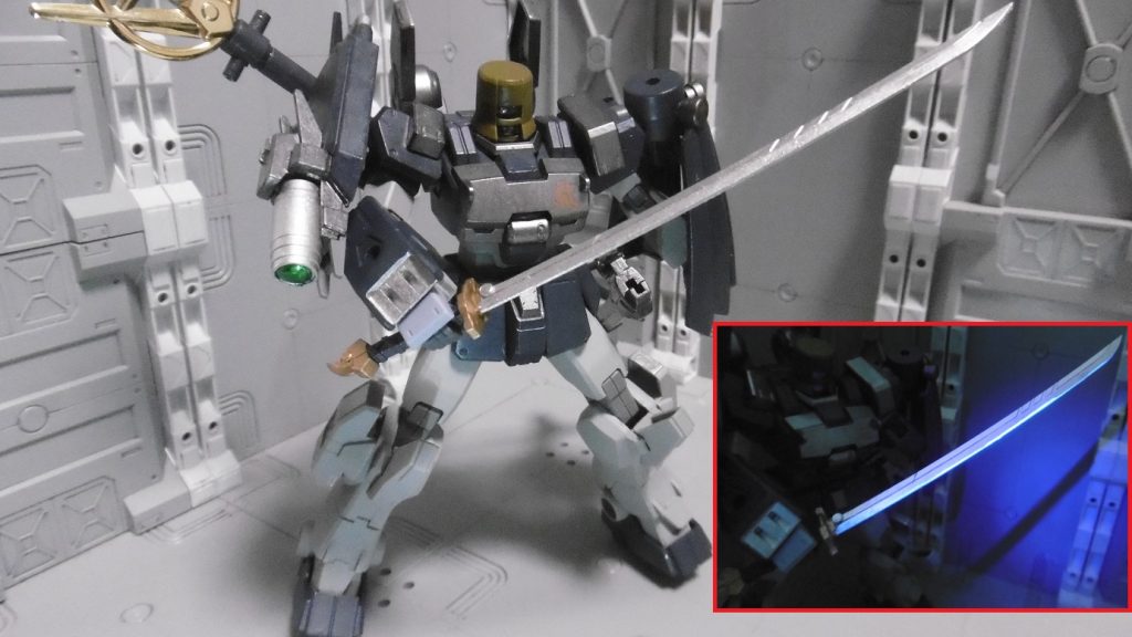 退魔刀*『化導』*
化導(けどう)とは「衆生を教え導き、利益を与える」意味の仏語。
刃に例の塗料を使い、妖怪特効の刀にしました。物理耐性を無効化。
右肩の装備は妖怪探知&分析装置。
魔の気や弱点を探る装備で、特に名前は決めていません。
右腕の籠手には牽制用の機銃。