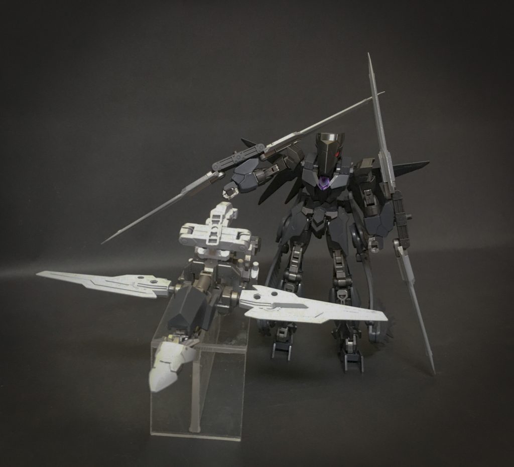 ラーベアーマー軽装
アルスコアラーベの装備と交換する形で軽装化したラーベアーマー
この状態でも充分な速度を持ち、本体との連携戦闘も十二分にこなす。