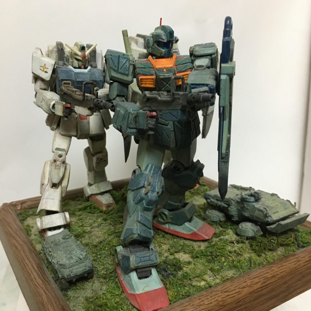 ジムストライカーのスリッパ塗色をオレンジ→赤へ変更。
陸ガン足元の「陸自82式CCV」は缶コーヒーのオマケを流用、再塗装。
各機右手人差指が赤彩色なのはDHM別冊「GUNDAM DIORAMA MASTERS」表紙を飾ったサエキコウイチ氏製作のジムスナイパーの真似っこ(笑