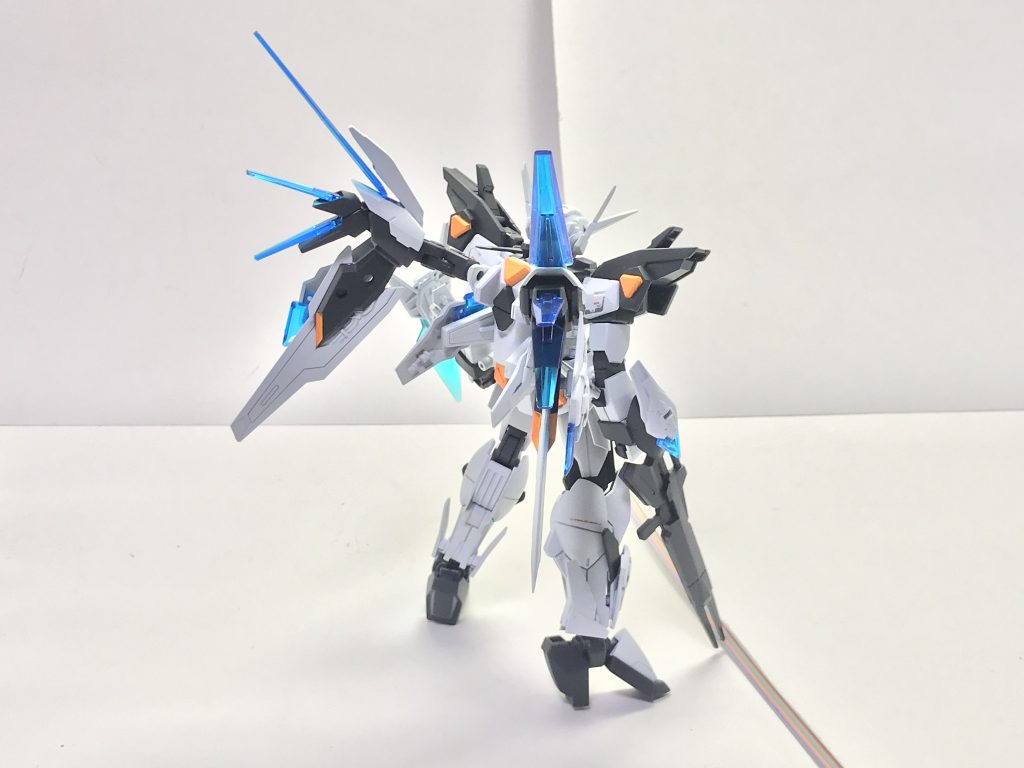 ifsパック装着形態背面。ifsパックはビギニング30ガンダムからコンバートしたifsユニットを中心に構成されており、通常時は羽のように展開されたフォトン・ファンネルやブラスター・ファンネル及び、それ単体を射出して無線兵器として使用可能なifsユニットのウェポンキャリアーとしての性質も兼ね備えている。