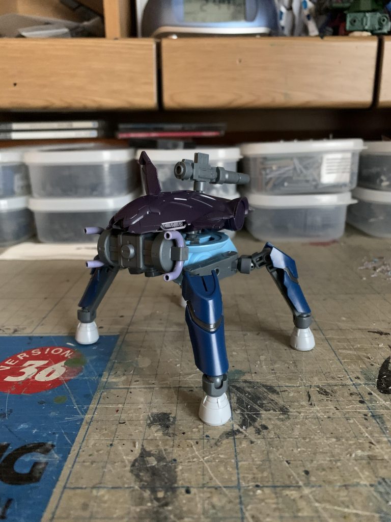 ゴブレット機関なるエンジン部分をジャイアントガトリングの基部で作成。排気筒はランナーの曲がった部分を使いました。
足の関節も長過ぎたので、加工して詰めました。良い感じにデフォルメっぽさが出たと思います。