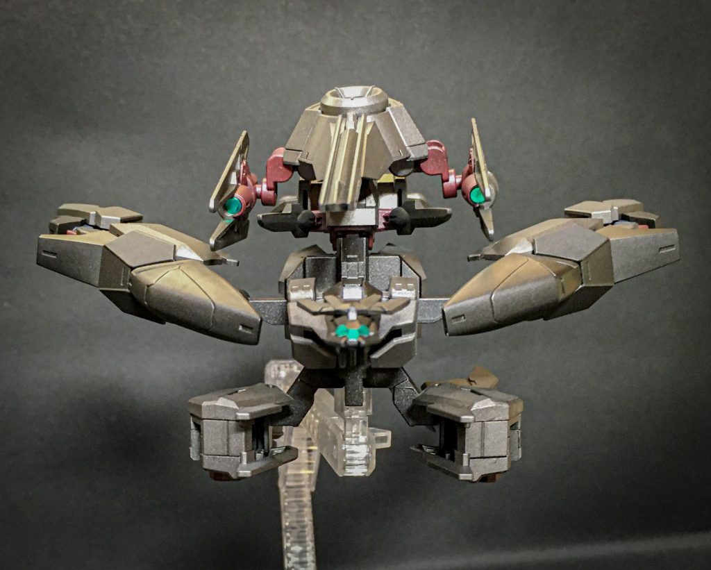 オベイシュフライヤー
ドッキング用のアーマーを積み込んだサポートメカ
こちらはそのアーマー群のお陰で防御力が高く、攻撃よりも落とされない事に主眼を置いている。