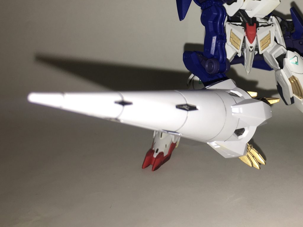 ブーストランス。推進装置を内蔵する槍で、背面右側に背負われている。相手を貫くのはもちろん、振り回しても高い威力を発揮する。