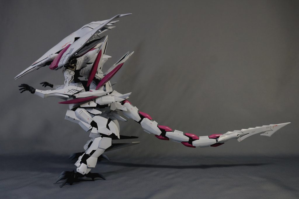 白を体色にして、ピンクがかった赤をアクセントにハシュマルカラーをイメージして塗装。