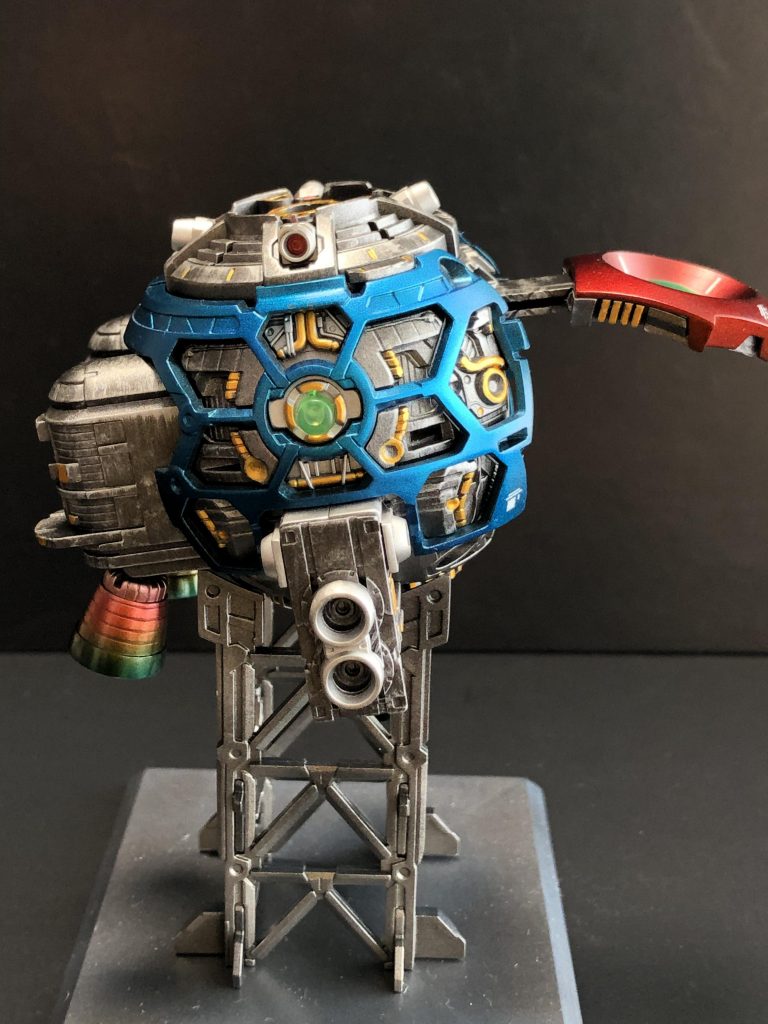 内部フレーム右側から。カッパー色を足したかったのですが手持ちにありませんでした😭中央部はクロームシルバー、他はアイアン色ですが写真では同一色に見えますね😅少しだけ見えますが頭頂部も細かく塗分けました。