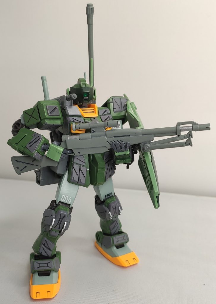 近距離、遠距離の武装を使い分け、幅広い戦闘が出来ますね。
ウェアラブルアーマーの関係上、直接スコープを覗けないのでスコープにアンテナを付け、頭部にもアンテナを追加してます。