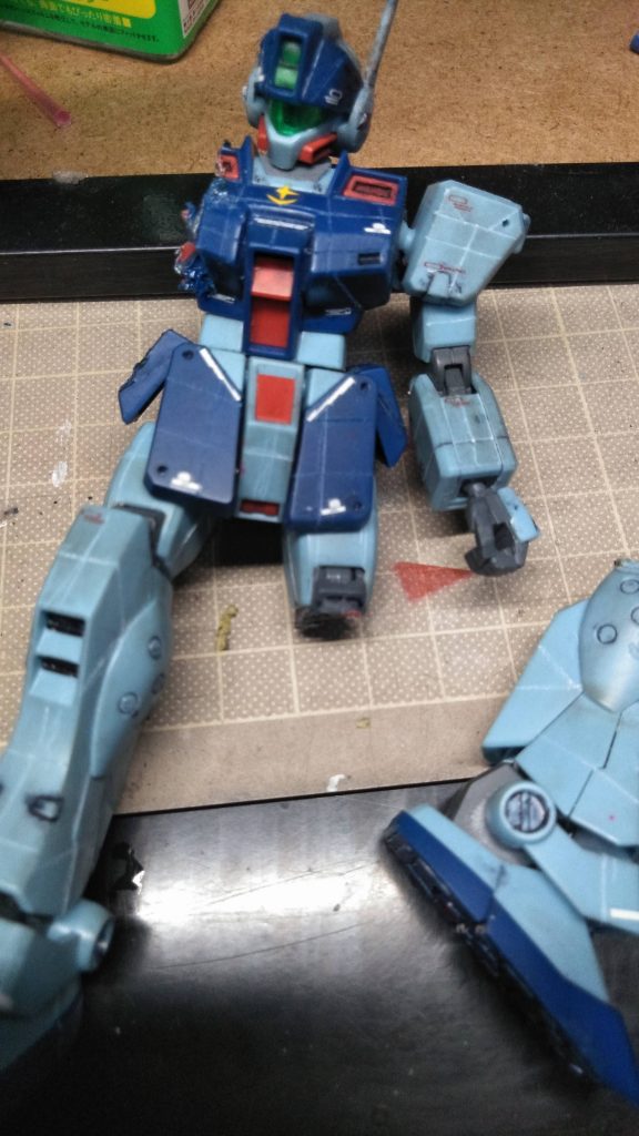 全身にデカールと少しだけスジボリを施しています。この時点で頭部にミライト、腕をホットナイフで抉っています。