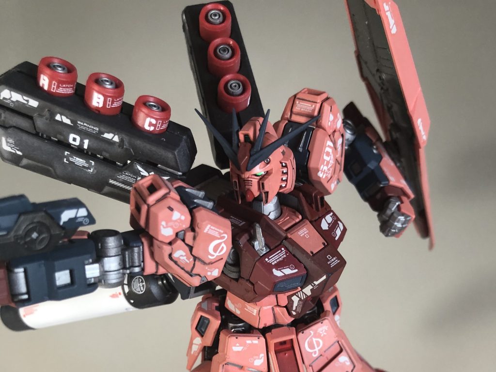 ファンネルには、一つ一つデカール を貼りました。サザビーに装備されていた時はコンパクトに見えたファンネル・コンテナですが、νガンダム に載せるとかなり大きな兵器に見えます。ファンネルも、威圧感を感じるサイズです。