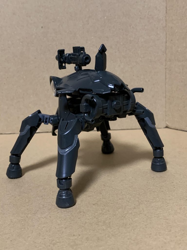 ○ゴブリンタンク
ゴブリン族が用いる戦闘用ゴーレム。 
大きさは4～5m程度。

ゴブリン族が集めて来た鋼魔獣の残骸や多種のゴーレムや邪甲兵などのジャンクから造られている。 
ジャンクの寄せ集めなので、見た目が多岐に渡り、同一の姿をしたゴブリンタンクは殆ど存在しない。 
一般的には機体を操縦する操縦手、進行方向を確認する観測手、そして機体の上部に乗り砲撃を担当する砲手の三人乗りとなる。

ゴブリンタンクにはゴブレット機関というゴブリン族のゲヘナを強化してくれる魔具が搭載されており、これによりゴブリンの貧弱なゲヘナでも稼働を可能とする。 
ゴブレット機関は一種の燃焼機関となっており、魔界の油を燃料としている。 
その為、機関を稼働させている間は排気ガスが発生する。 
タンクに搭乗している乗組員を窒息死させないようにゴブリンタンクの背部には必ず排気管が付けられている。

機体上部には主砲となるゴブリンキャノンが搭載されている。 
標準的なキャノンはゴブリン族が扱う手投げ弾、ゴブリンボムを大型にした爆弾を射出する。 
直撃を受ければ操兵の装甲にもそれなりのダメージが期待できるが、恐らく１０発は当てないと行動不能にはできないだろう。

キャノンの種類は多岐に渡り、かなり大型の物や、鉄球を撃ちだす物や毒弾を撃つ物なども存在する。 
発射機構も爆風で撃ちだすものから、ジェット噴流で押し出す物まで様々だ。 
これらは基本的にゴブリンのゲヘナでも動作できるように工夫された物となっている。