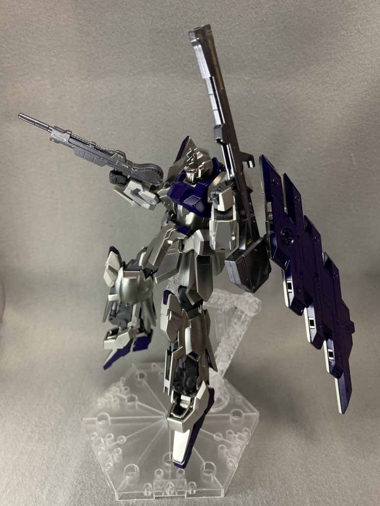 う〜ん、せっかく高額なガイアさんのプレミアムミラークロームで塗装したのに、思った程 鏡面(撮影している自分が写ってしまう程)にならなかったし、ブルーの部分もなんだか厚ぼったくなってしまった。

イメージとしては、もっとキンピカで美しく輝く感じになる予定でしたが、相変わらず塗装が下手で上手くいきませんでした(涙)
もっと薄塗り＆重ね塗りをすれば良いのだろうか...？

ミラークロームもガイアさんのシアン(ブルーの部分)も、とても良い色なのに自分の技量が無いせいで、色の美しさを表現出来ていない(涙)。
いつかリベンジしたいと思います。

デカールは今回 何も貼っていません。
そのうち貼るかも。