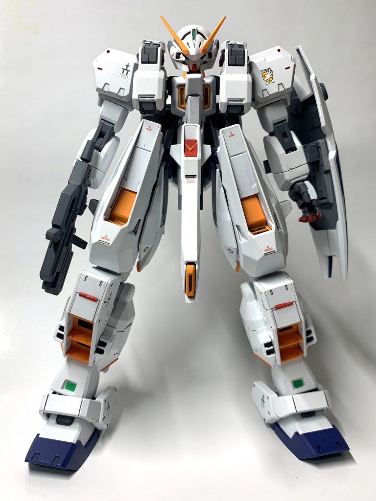 正面から。股関節の軸を5mmくらい上げる事で過度に長い脚をいくらか短足化。「ちょっとした異形感」程度に落ち着いたと思います。
小脇の隙間を極力詰める事で上半身のブロック感が増して良くなったと思います。