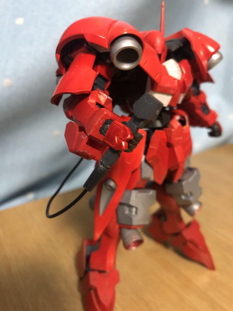 ・γナノラミネート反応収束式切断武装
機体から伸びたケーブルに繋がれた斬撃武器。非使用時は柄の部分のみであるが使用時には、γナノラミネート反応を応用した刃が出現する。