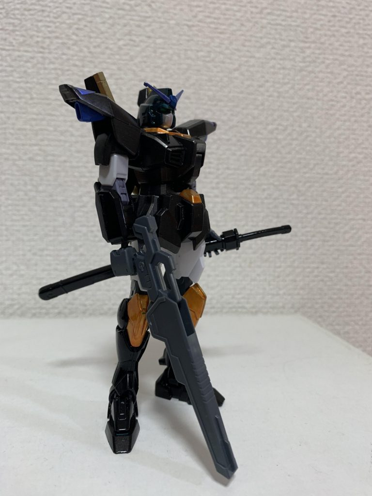 機体解説
機動力を活かした一撃離脱を得意とするMS。
刀による斬撃とレールガンによる射撃で、攻撃力の高い機体に仕上がっている。
小型ではあるが、取り回しの容易なシールドを装備する。
背中に装着するオプション兵装のアクティブクロークはシールドと併用はできないが高い防御力を持ち、敵の射撃から機体を守る。
解説だけ見れば、完全無欠のように思えるのだが、それはプレイヤーの実力がしっかり伴えばの話であり、無駄に斬り合いにこだわったり、粒子量を気にせず無駄撃ちしたり、気分によってダメダメな行動が目立つユキヒメには宝の持ち腐れであろう。