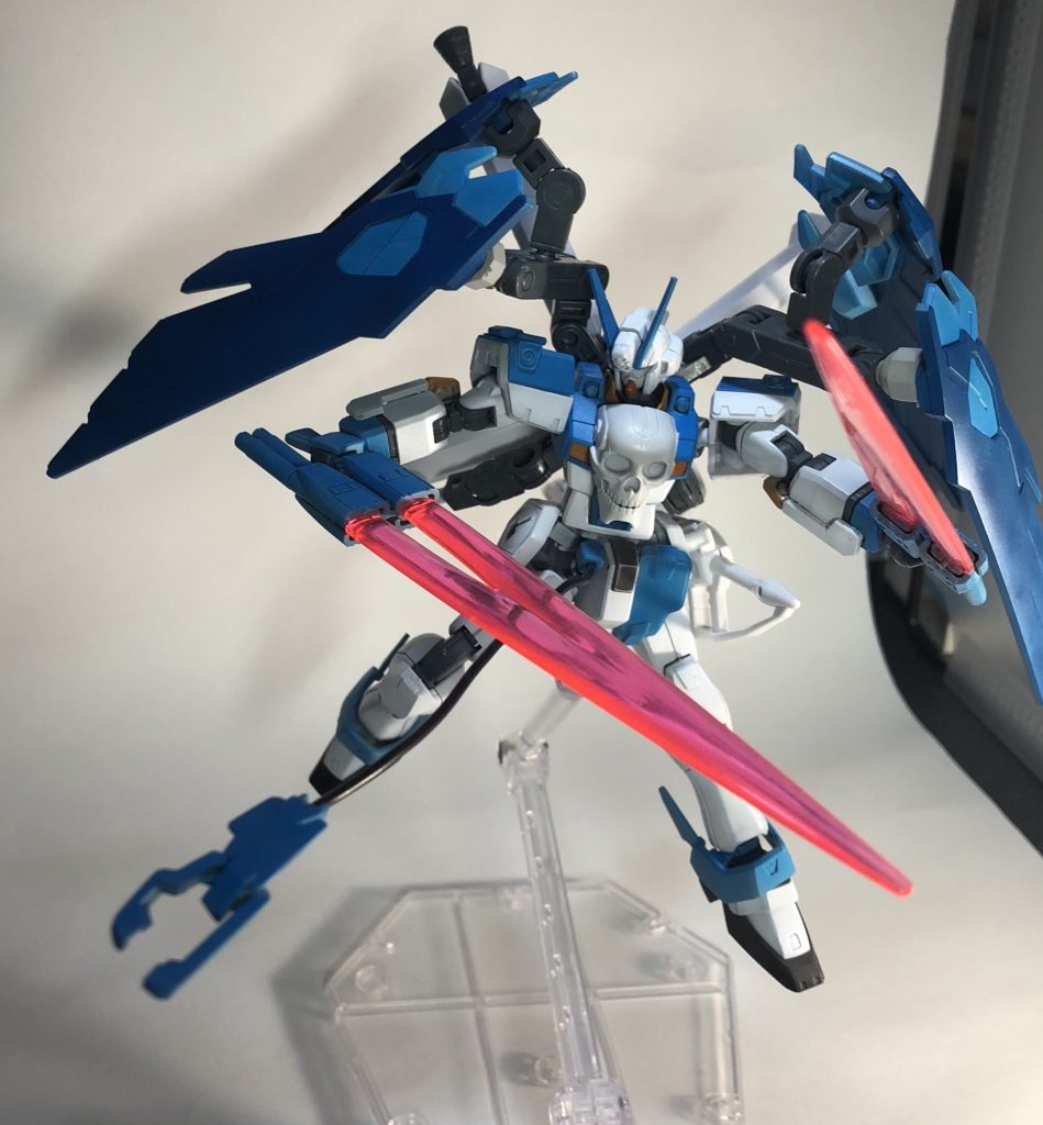 シザーアンカー
フロントアーマーが変形したワイヤーアーム。
敵機を拘束し振り回す、武器を掴んで振り回す、武器を回収するとなど様々な使用方法があるが、扱いが難しく天才的な操縦センスと高い状況判断能力をもつ曜だからこそ真価を発揮できる武装でもある。