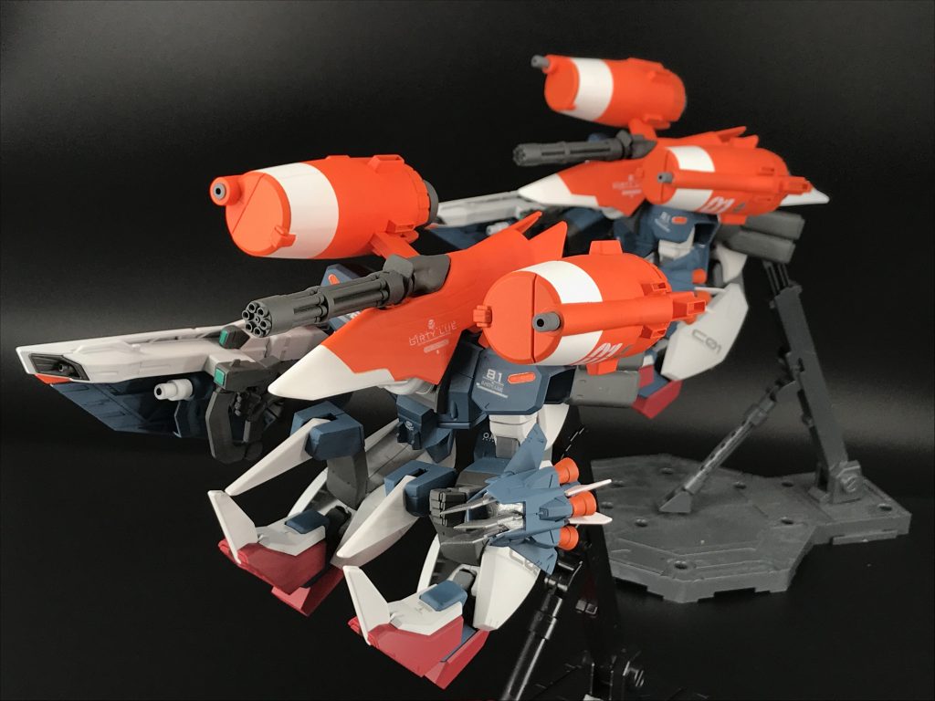 変形時に並べると編隊飛行してるみたいで良いですよね
頭のガトリングはワイルドダガーを参考につけました。