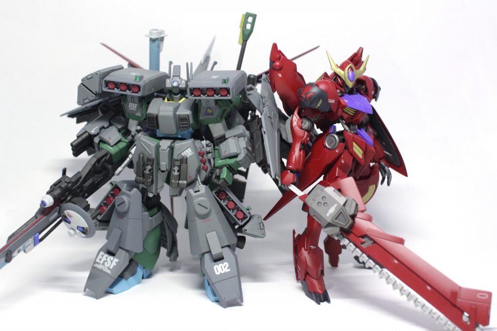 冒頭でも書きましたがこれはリア友が私の「スタークジェガンディスタンス」のGBNでの僚機として作ってもらった機体です。
なのでこの機体と並べざるを得ない。