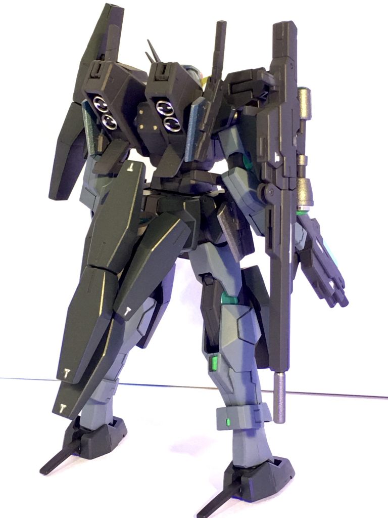 背面スラスターのフタ(?)を上面から下面に変更してみました。目立ちませんが気になっていた箇所でした。