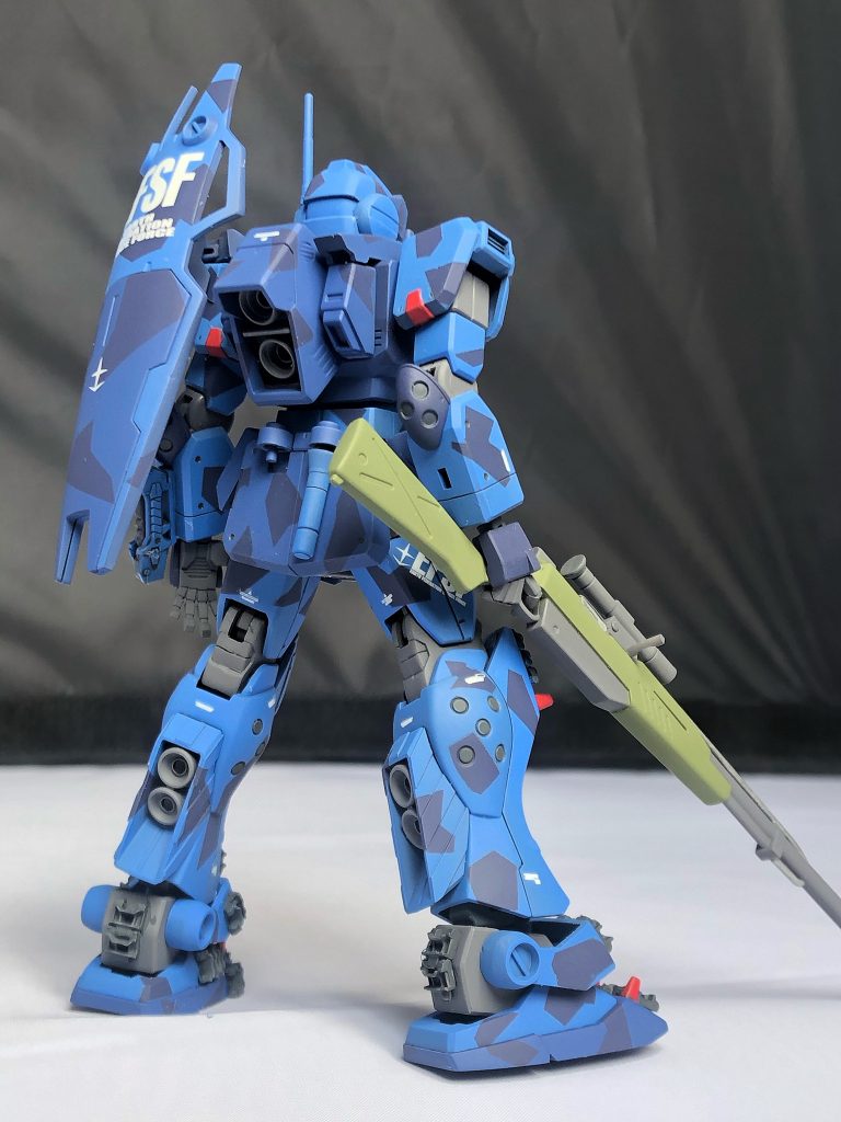 ライフルはマスキングで塗り分け。
スプリッター迷彩風の塗り分けに使ったマスキングは幅が広いマスキングテープをランダムに切り貼り。