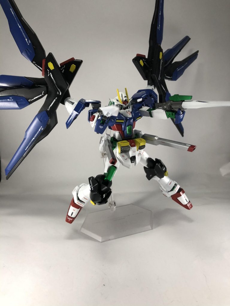 羽開くとこんな感じです。
正直バランス取るのが難しすぎてこの状態で飾るのは度胸要りますね……