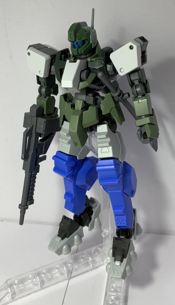 足がグレイズのものだと気に食わん!!と思い何がいい脚ないかと探し求め初投稿品のアスタロトリナシメントの余剰パーツを使用、そし現在の形になっていきました。