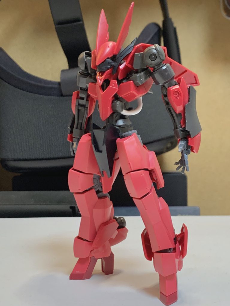 最初の最初は「もしかしてグリムゲルデと流星号混ぜたらガーベラテトラっぽい」から始めて、この顔と肩が出来た時点で何となくイケそうな感じになり、この後胸が盛れたことで色々決まりました。
何だかんだ2週間くらい掛かった。
あと撮影超面倒なのでみんなすごいなって思った。