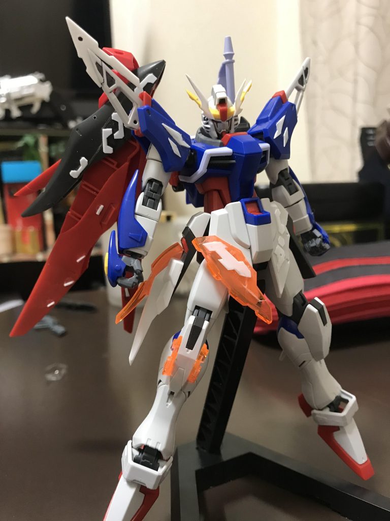 プラ板とウィング炎のクリアパーツで装飾プラス。特に何も考えず切って貼ってシンプルに。