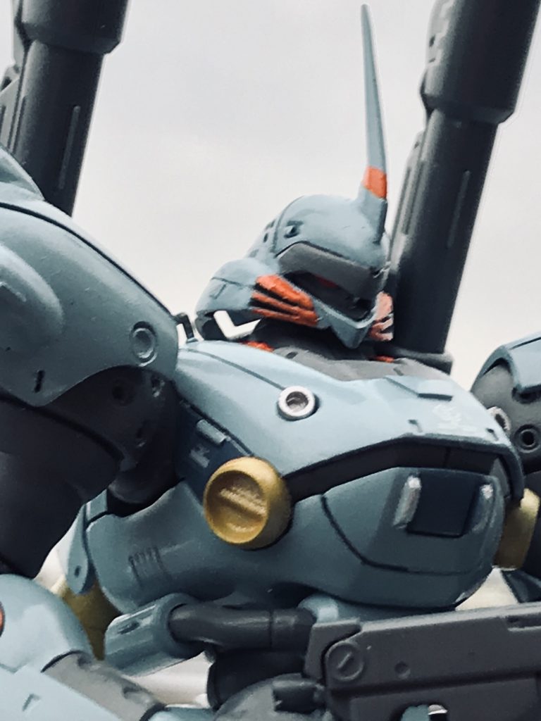 胴体にはマシンキャノンが2門内蔵されており、目はモノアイからツインアイに改造されています。