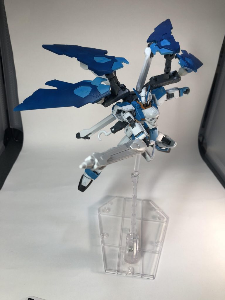 本機は曜が大会に向けて元々使っていたX0をアップデートした機体である。
曜は敵陣に切り込み後続の機体の為に場を荒らす切り込み隊長としての役割があり、単騎で複数機を相手するコンセプトからフルクロスを採用した。
凡人には使いこなせない曜だけの特別なフルクロス。