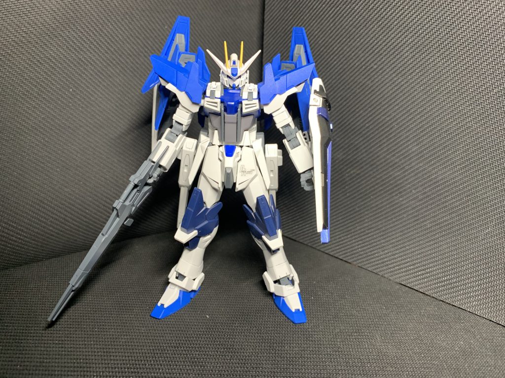 前面。飾っていたラッシュストライクが壊れてしまったので1部流用しています。
肩はダブルオースカイをものにHi-νブレイブの肩パーツとビルドストライクの肩のバーニアパーツを使用してます。それぞれガンダムマーカーのブルーとシルバーで塗装しています。ビームライフルはダブルオースカイからそのまま流用しています。