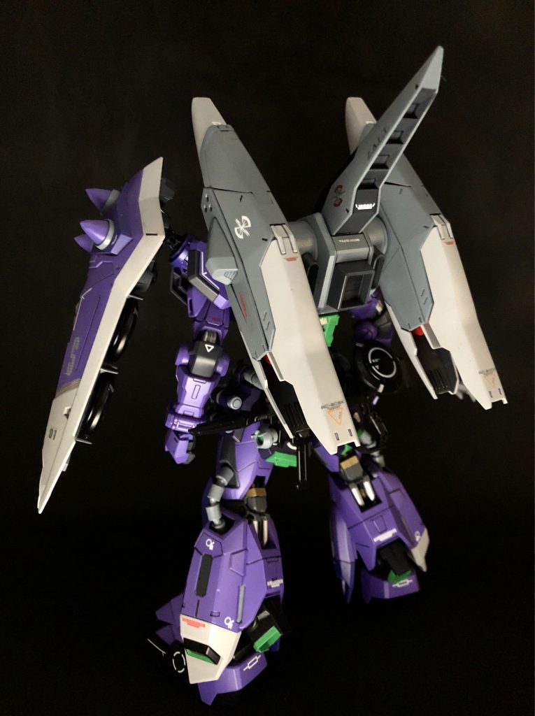 ・ブレイズザクウィザード　ザフト製の正規品で多数のスラスターを備えた機動戦型ウィザード。宇宙での防衛能力を重視して設計され、大気圏内外を問わず運用可能だが無重力下での機動戦では地球連合軍量産機シリーズを凌駕する。しかし、飛行能力はないため大気圏内の空中戦では従来通りグゥルの併用が必須となる。ブレイズとは英語で「火炎、劫火」の意味。