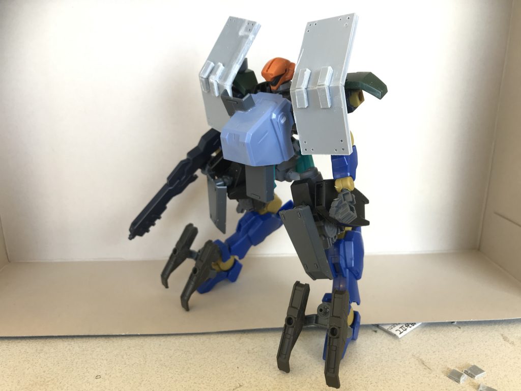 胸部のボックスはガンダムMK3のバックパックから。
肩の装甲板はプラ板を積層しそれらしい姿になるよう調整しています(この写真の頃から少し上側を切り取りバランスを変えています。)
グレイズフレームを中核に色々な機体をつなぎ、それらしい体系を目指しています。
また、股関節には軸を打ち込み延長することで、イラストのような広めの股関節位置になるよう調節してきます。