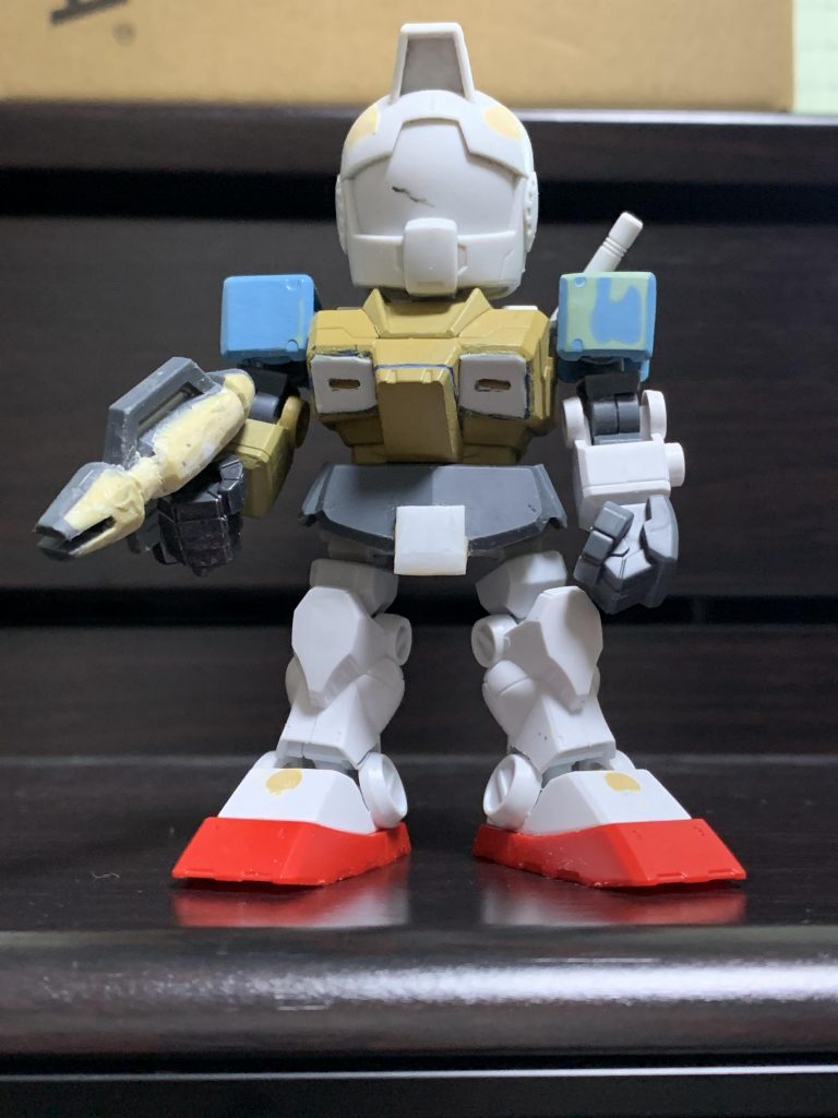 ほぼ無加工で、やったことといえばバルカン穴埋め、ザクIIの肩流用、胸部のカバー?付け、股間の追加、足首のカバー外し程度です。