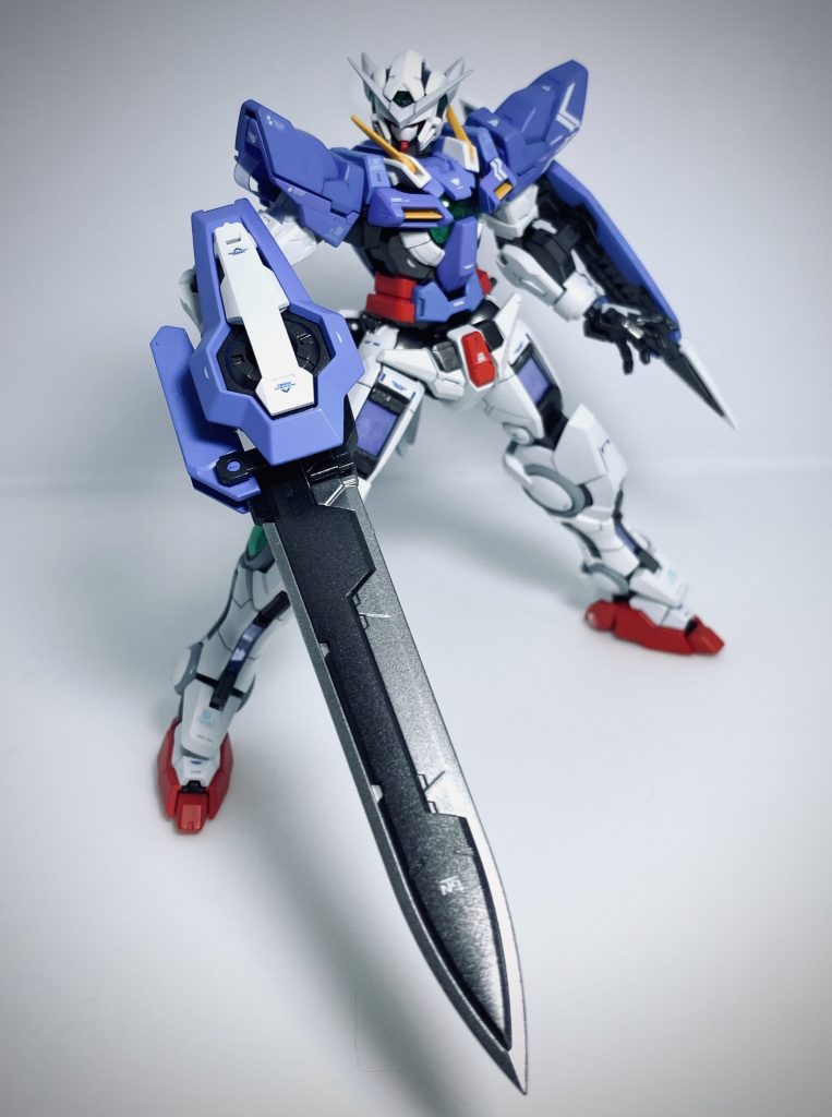 GNソードはメッキが綺麗なのでそのままにしようか悩みましたが、ちょっとキラキラしすぎてるのでメタリック塗装にしてます。