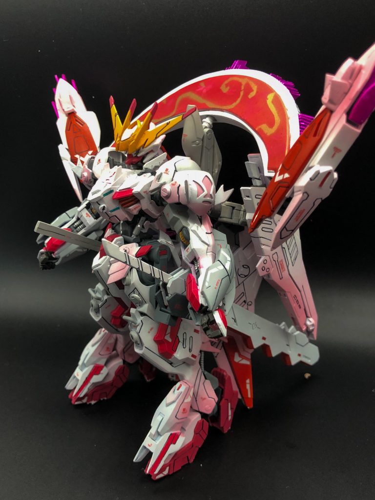 正面
去年の「サクラユニコーン」同様に令和の色であるサクラのグラデーション塗装に挑戦!!特徴はバックパックの扇型スラスターの桜扇子模様のテンプレート塗装です。(*´艸`)