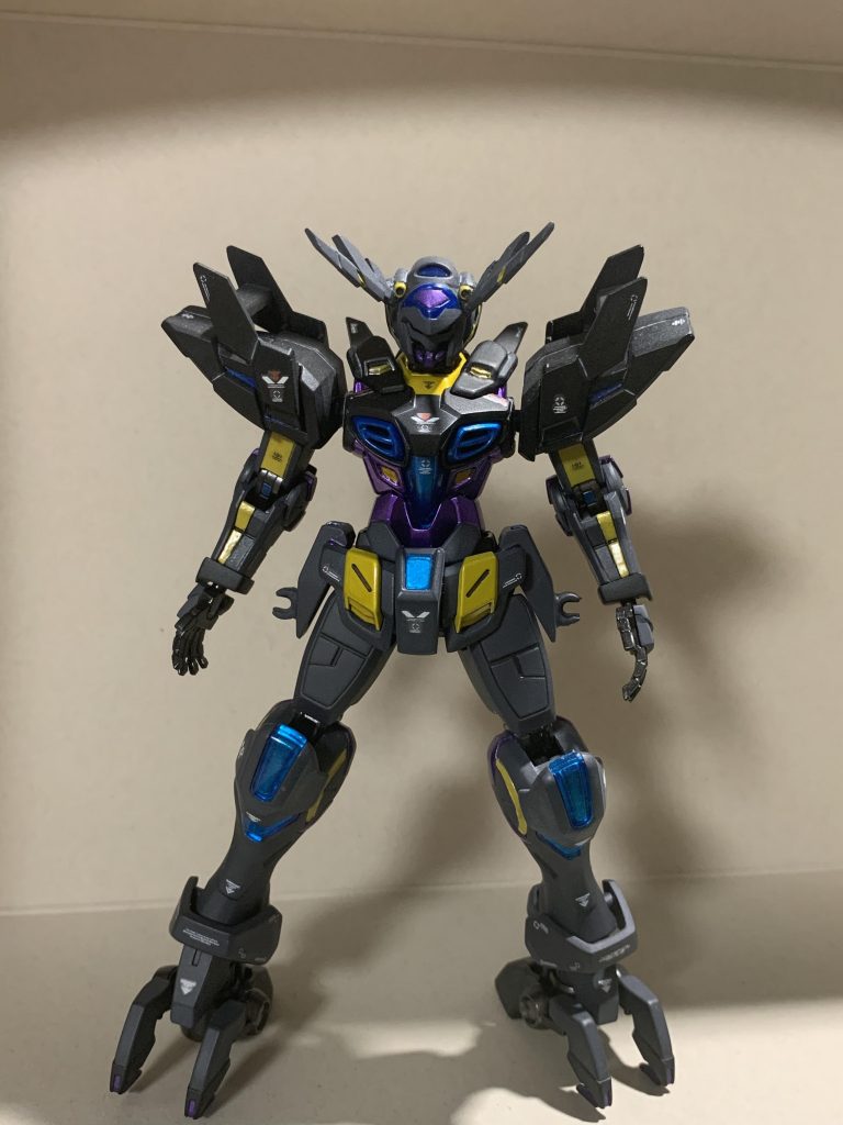 前面
グレー、金、青、黒、紫の5色を使って塗装しました。まだ作製途中ですが、武器を保持するためのジョイントを設置してます。