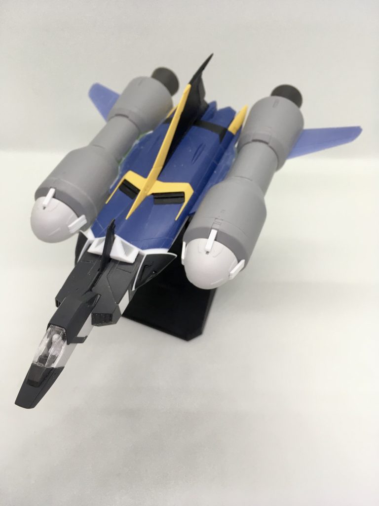 コスモファルコンの前方をカットし、プラ板でコアファイターとの接合部を制作してます。