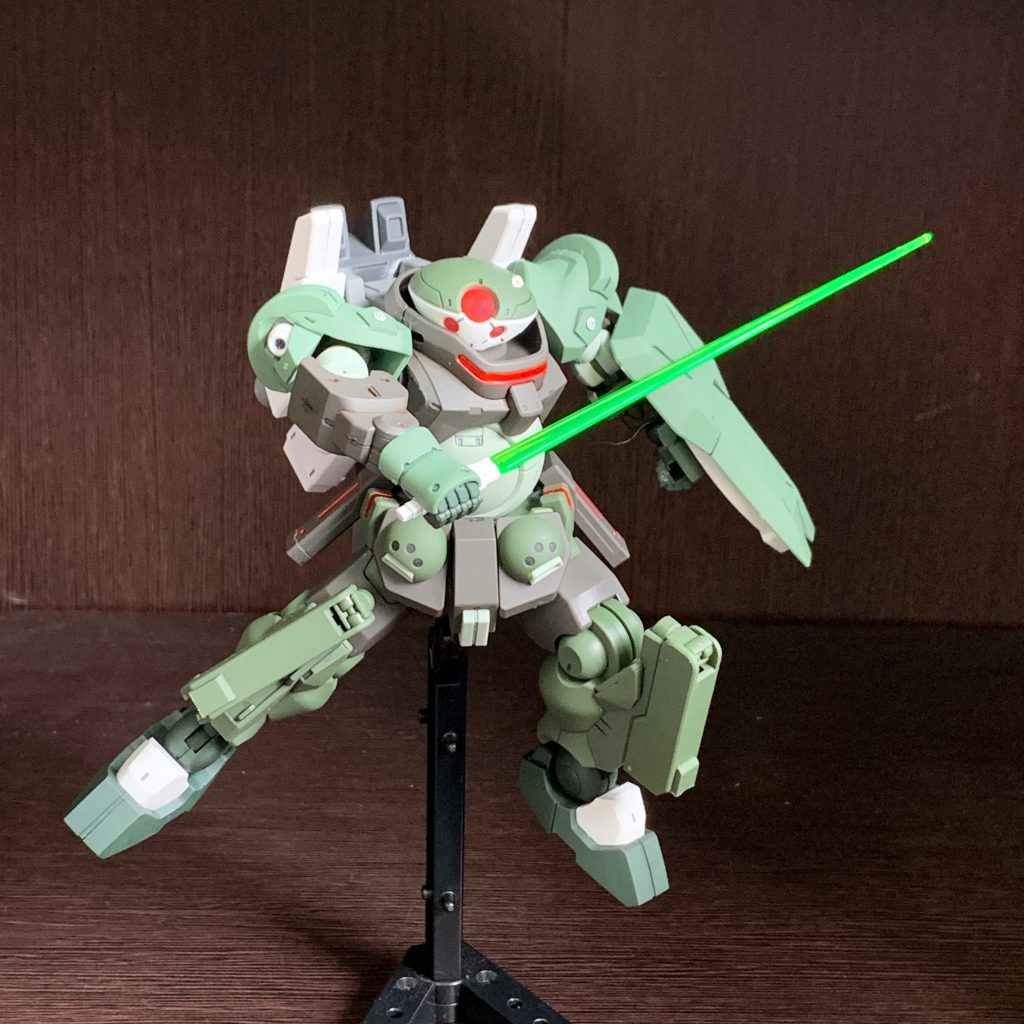 近接武装ビームアックスに脚部にビームサーベルを装備手持ちとしても使用可能