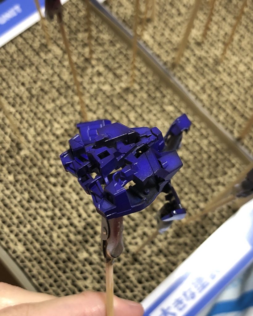 青パーツは黒サフ→調色紫を吹き、その上からクリアパープルでグラデーションしました