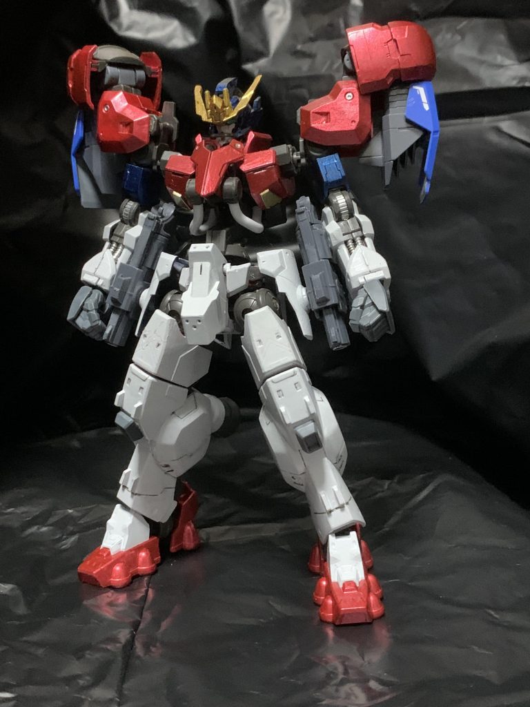 延長工作は何もせず、パーツの組み換えと簡易塗装だけで、いい感じにマックスターの記号を現せました。

手首は付属のものが小さめで迫力に欠けたので、ビルドハンズの大に交換しています。