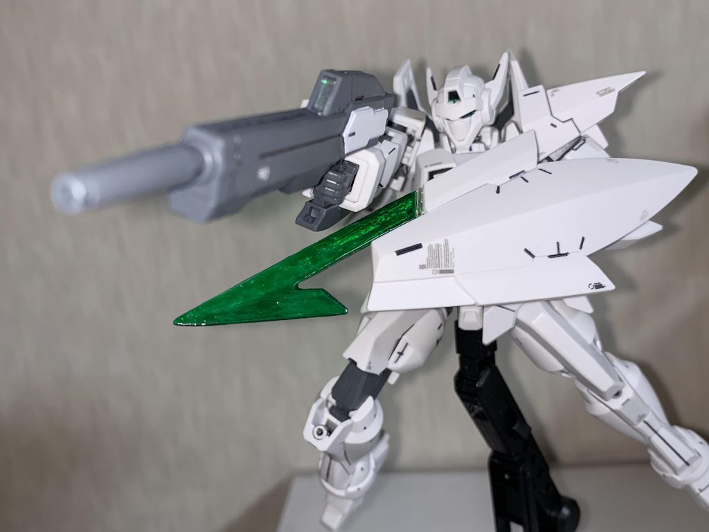 ドッズライフルのセンサーも偏光フィニッシュに、そしてワンポイントで白を入れて塗装しています。シグルブレイドは内側をノコとナイフで削りこんでいます。