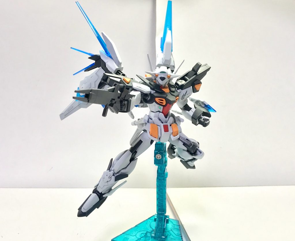 リフューザーライフル。デザインそのものこそガンダムダブルオースカイのレプリカモデルだが、その性質は大きく異なり、ビームを撃ち出すのではなく圧縮された指向性のIフィールドそのものを撃ち出すことで相手に打撃を与える……という設定だが、ゲーム内においてこれといった違いはない。強いて言うならラミネートアーマーにも多少有効なぐらいか。