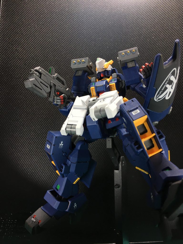 　オプションバインダーを外した、ヘイズル次世代量産機。両肩のミサイルポッドは旧キットの武器セット(1st放送当時に出たものです)の、ザク用フットミサイルを加工して装備しています。両肩のミサイルポッドは旧キットの武器セット(1st放送当時に出たものです)の、ザク用フットミサイルを加工して装備しています。　肩アーマーにポリキャップを仕込むのは以前投稿したプリムローズと同様。