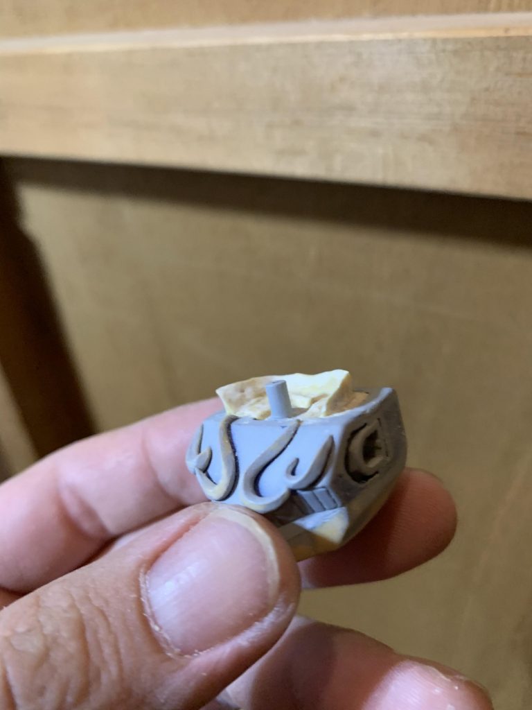 延長した首部分がスカスカだったのでパテで立襟を成形