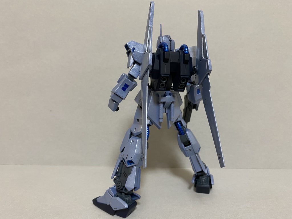 動力パイプやスラスターはメタリックブルーで塗装しました。背中だとより際立って綺麗です