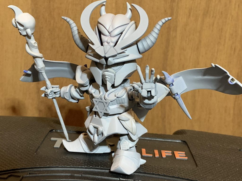 額のアンテナ、サイドアーマーやスネのディテールアップをパテで行い表面処理ご本サフした状態です。
パテを多用すると傷消しが大変です💦