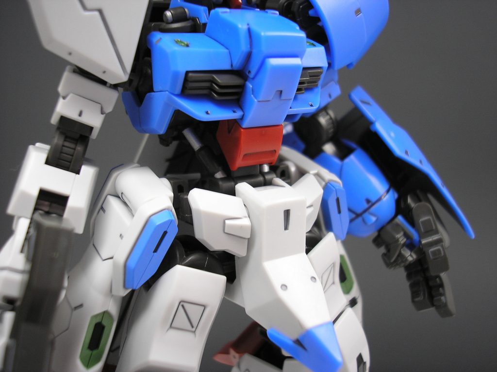 ▲胸部〜腰部分周辺。
胴のシリンダー部はクリアランスと見栄えを考慮し、少し細いプラ棒を加工・取り付け・塗装し置き換えています。