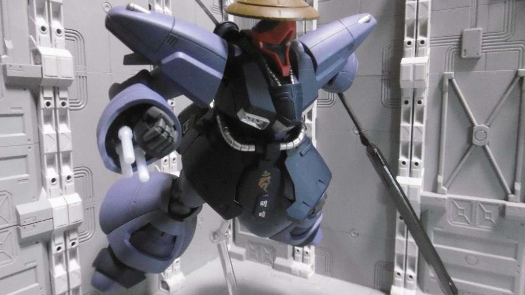 この棍刀が、斗頼閃の巨体に見合う主武装になりました。
右腕のみ三連ビームキャノンから特殊格闘兵器に変更。