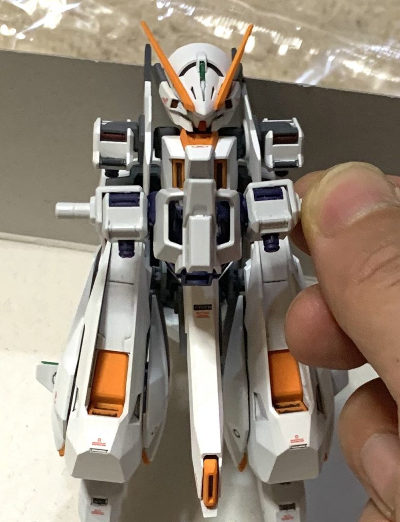 肩ブロックの紫のパーツは内側の稼働軸のピンを切り取りって、本体側からの軸を受けるパーツを使わない代わりに、ウーンドウォートで余ってたポリキャップを無理矢理削ってピンを切り飛ばして多少強引に押し込みました。
拡張パーツは軸を一度根元の部分で切り落として短縮して再接着してます。